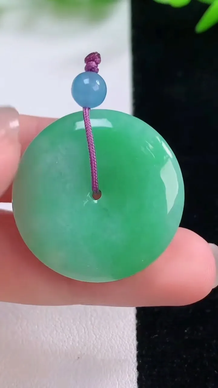 天然A货翡翠平安扣吊坠，尺寸28.2-5.7，重量:10.22g
11月30日