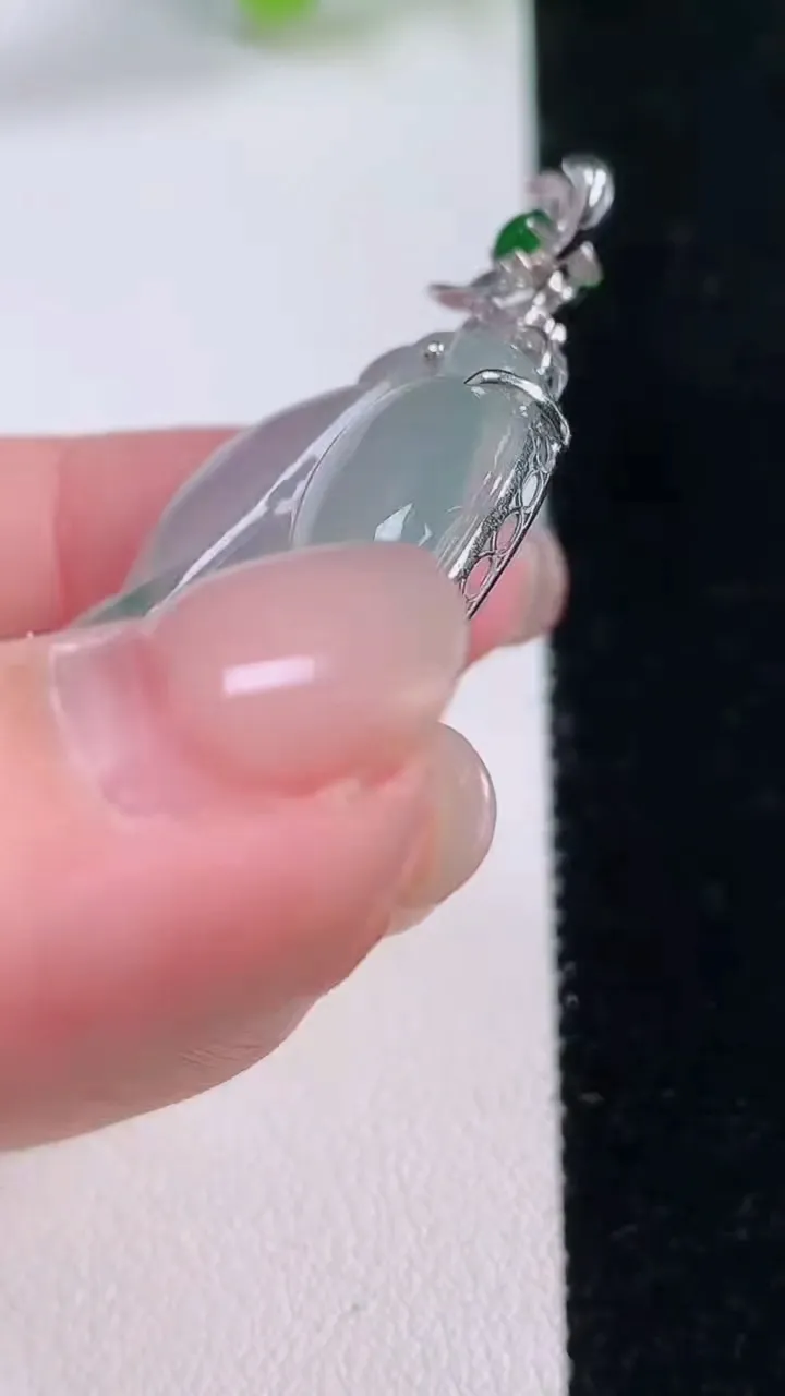 天然A货翡翠种飘花金枝玉叶 叶子吊坠，尺寸55-44-27.7-6.8，重量:12.53g
11月30日