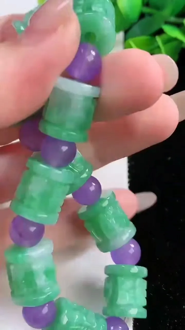 天然A货翡翠六字真言 路路通手串，尺寸12.7-11.7，重:41.49g11月30日
工厂直销收藏佳品,种好水足，色泽均匀，有种有色，上手高大气！