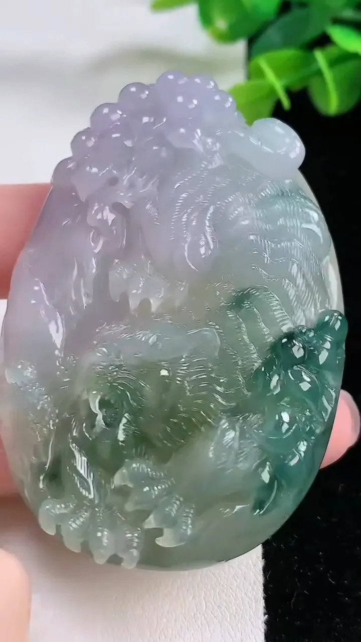 天然A货翡翠种双彩飘花生肖虎 虎牌吊坠，尺寸63-45-12，重:67.82g
11月30日