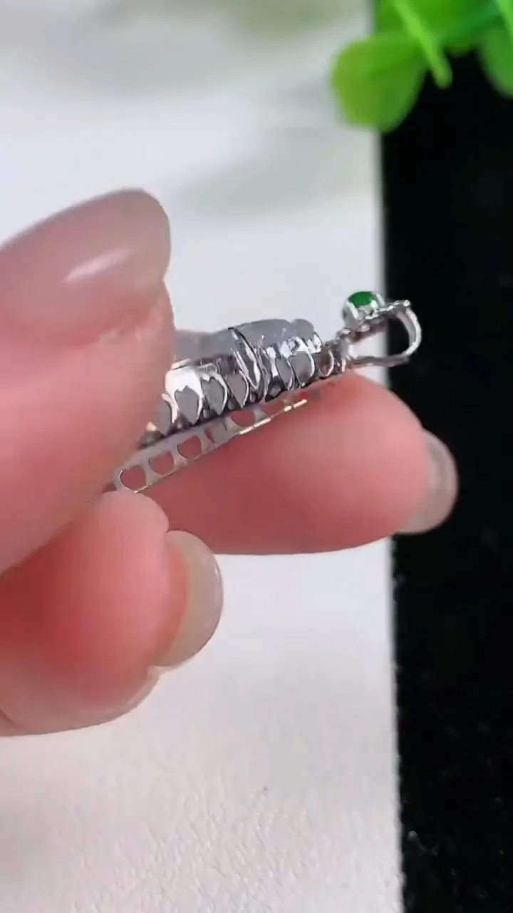 天然A货翡翠种飘花福袋吊坠，尺寸32.5-16.8-6，重:4.67g
11月30日