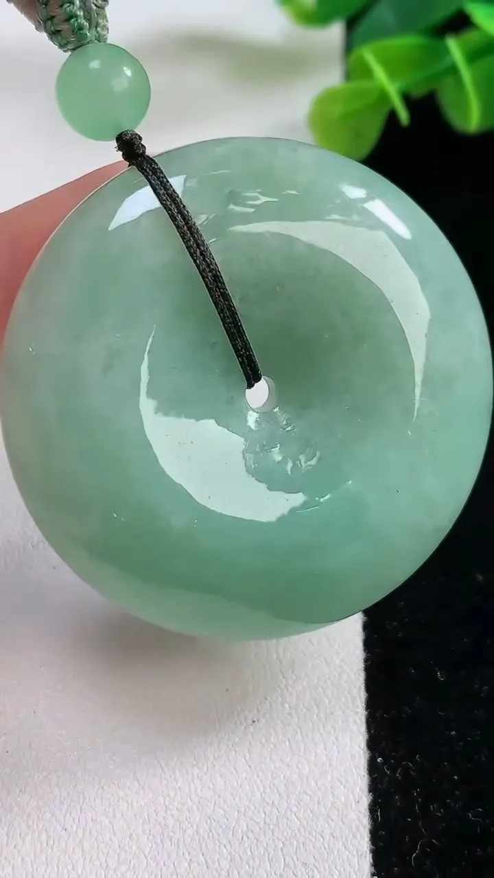 天然A货翡翠平安扣吊坠，尺寸45-11.8，重:48.69g
11月30日