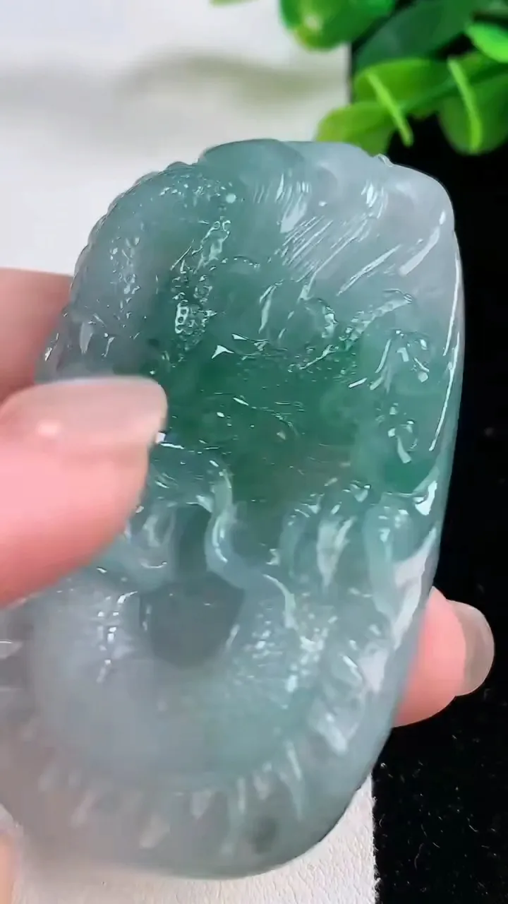 天然A货翡翠种飘花龙牌吊坠，尺寸67-40-12，重:67.04g
11月30日