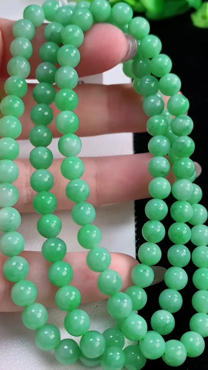 天然A货翡翠圆珠项链，尺寸5.8-108颗，重量:39.39g
11月30日