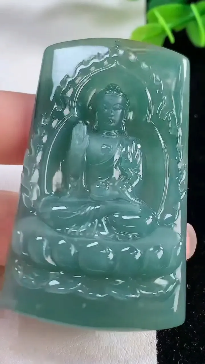 天然A货翡翠阿弥陀佛吊坠，尺寸62-35.6-7.5，重:33.76g
11月30日
