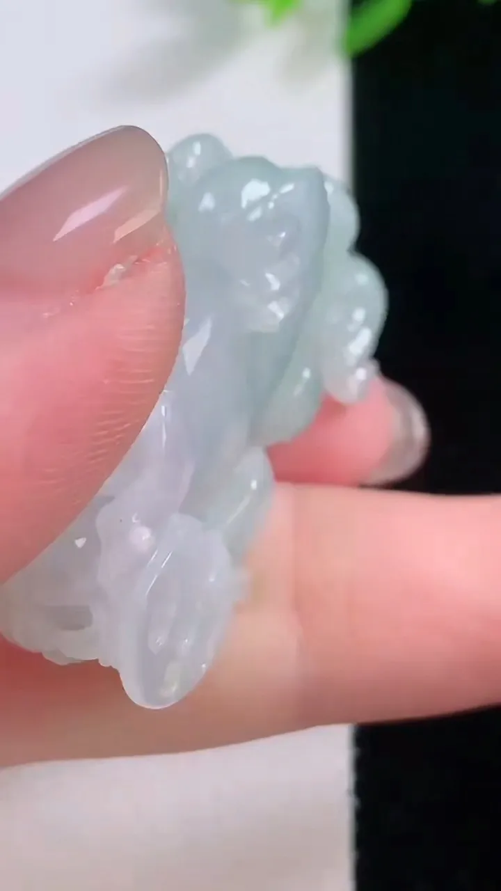 天然A货翡翠貔貅吊坠，尺寸26.2-20.4-10.4，重量:16.87g
11月30日