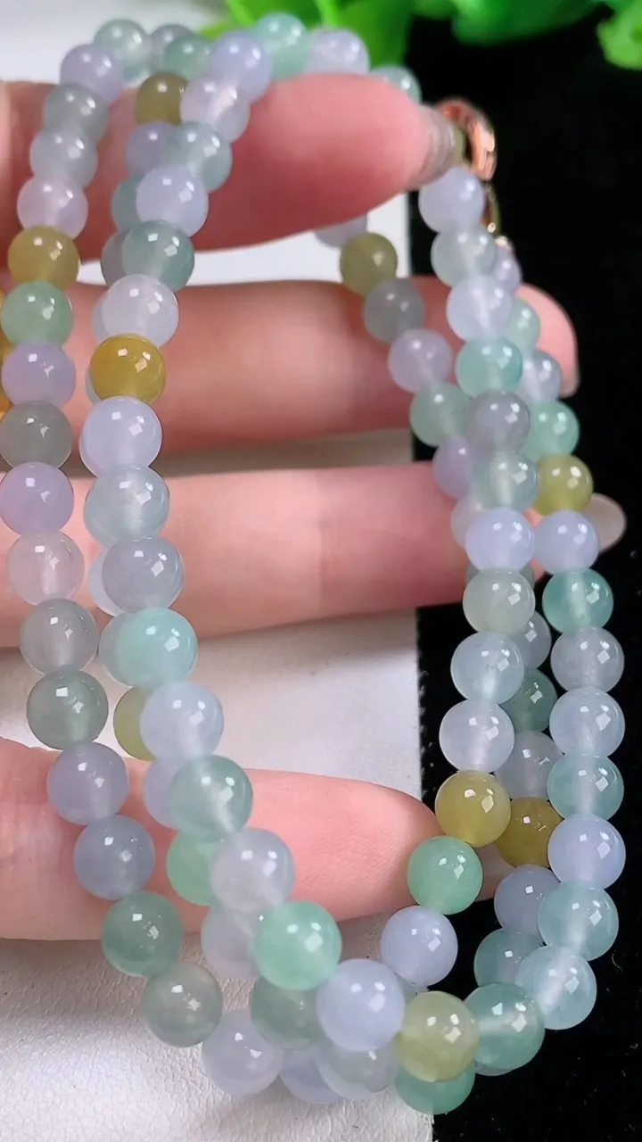 天然A货翡翠冰种三彩圆珠项链，尺寸5.8-108颗，重量:41.91g
11月30日