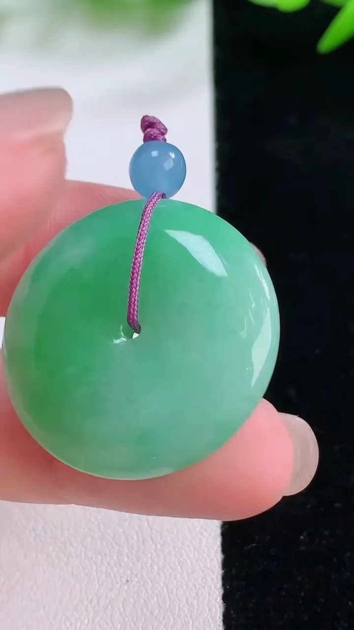 天然A货翡翠平安扣吊坠，尺寸28.2-5.7，重量:10.22g
11月30日