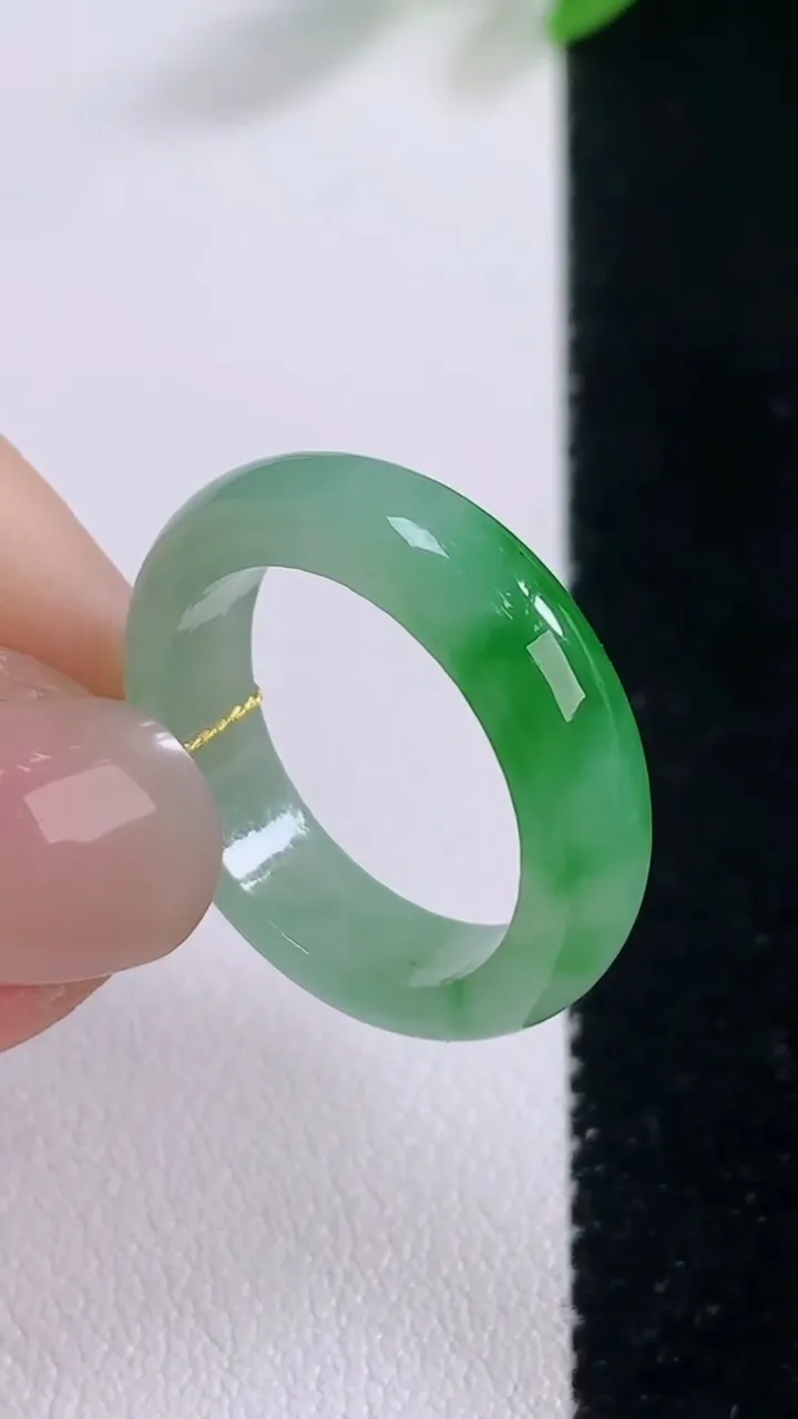 天然A货翡翠指环 戒指，尺寸17.8-5.2-2.7，重量:3.43g2025年11月30日
工厂直销收藏佳品,种好水足，色泽均匀，有种有色，上手高大气！