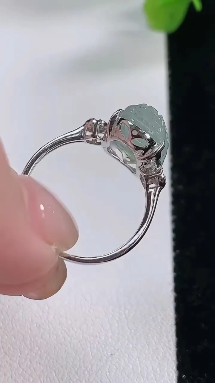 天然A货翡翠种飘花貔貅戒指，尺寸17.2-12-9.7-7.2，重:2.45g2025年11月30日
工厂直销收藏佳品,种好水足，色泽均匀，有种有色，上手高大气！