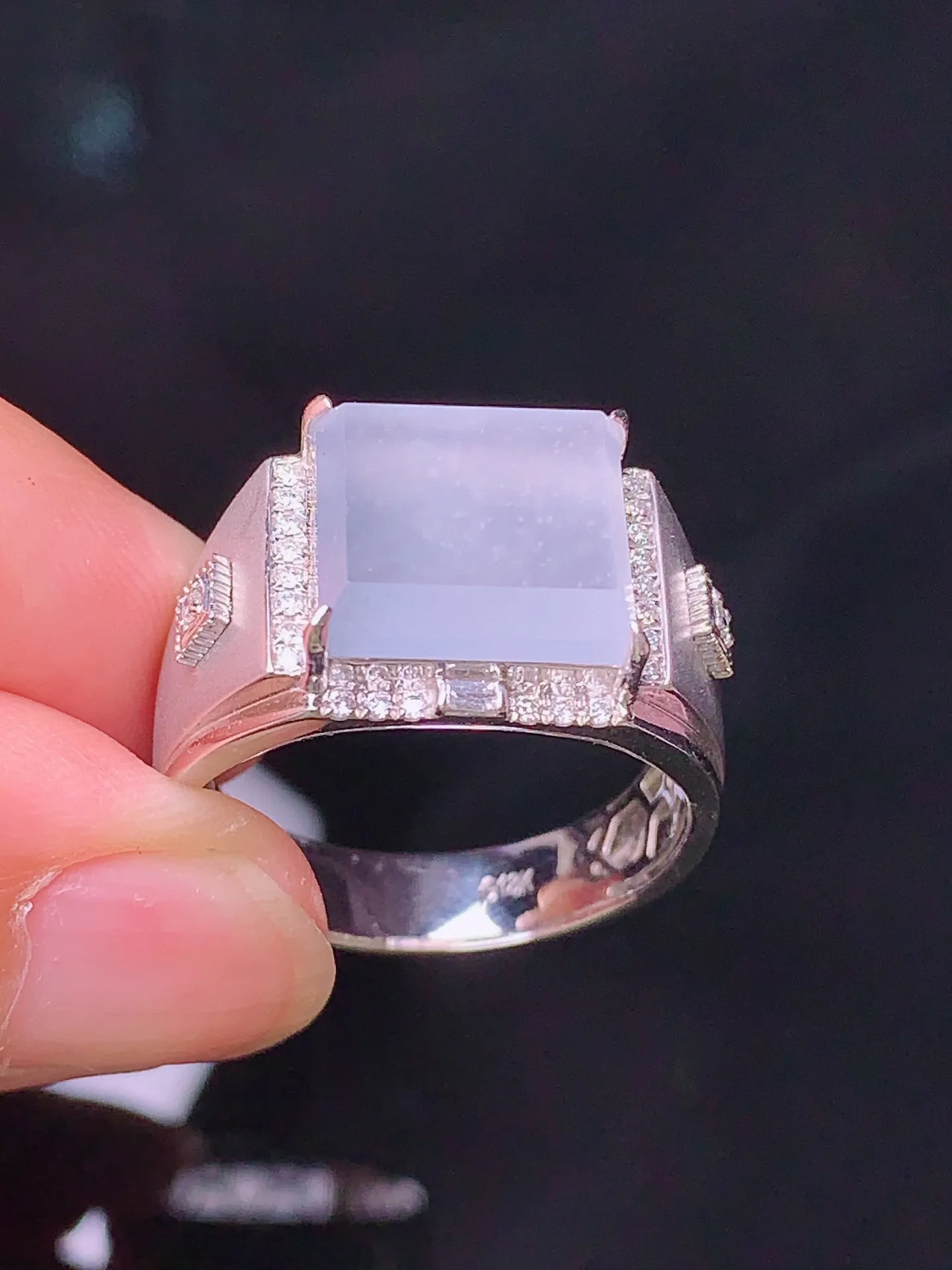 18k金钻镶嵌冰种马鞍戒指 玉质细腻 色泽清新艳丽 圈口20.5 裸石尺寸10*11*3