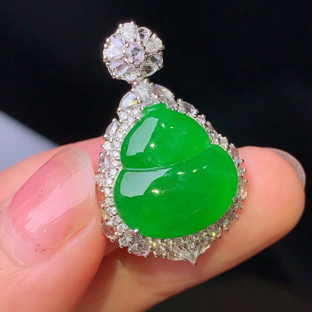 18k金钻镶嵌满绿葫芦吊坠 玉质细腻 色泽艳丽 厚身饱满 整体尺寸29.5*19.3*12.2