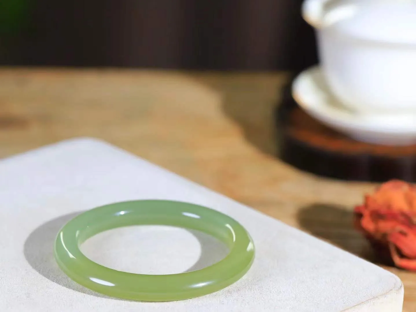 【晴水相伴.镯】

精品️和田玉晴水手镯，以其淡雅的晴水色调，成为腕间的一抹亮色。玉质细腻，触感温