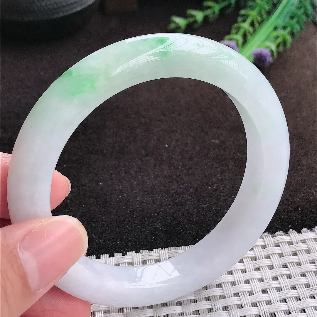 自然光57.8/11.4/9.8老坑精美温润飘绿手镯宽边翡翠玉镯美人镯