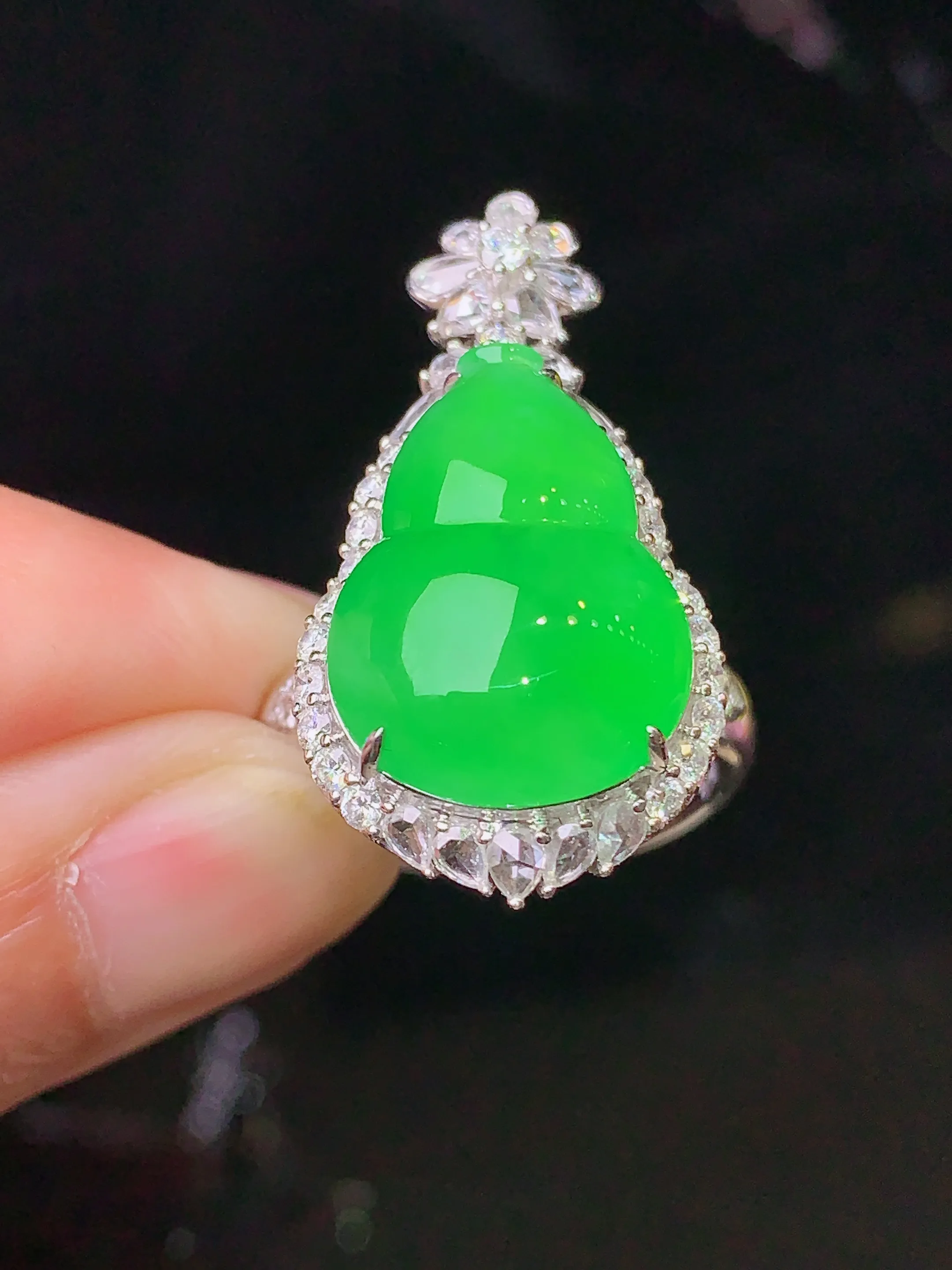 18k金钻镶嵌翠绿葫芦戒指吊坠两用款 玉质细腻 色泽清新艳丽 圈口15 整体尺寸30.5*15.5*