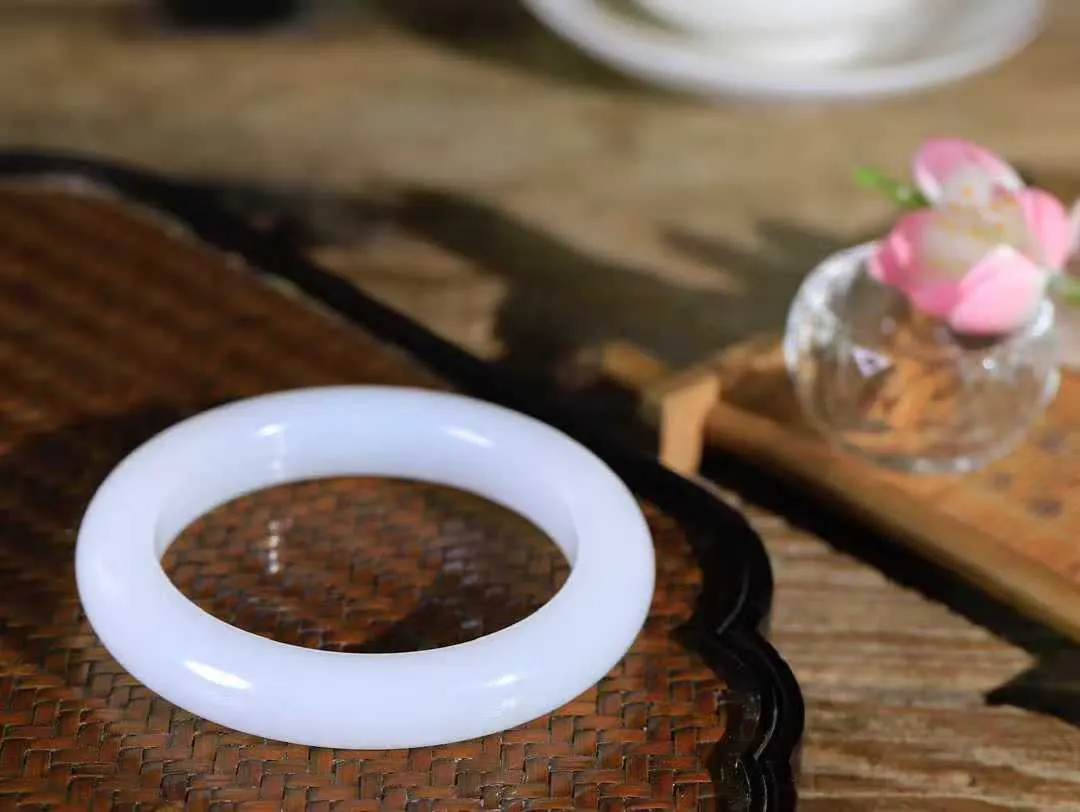 [温润如玉.手镯]

收藏级️和田玉白玉手镯。玉质温润细腻 油性十足 手感舒适，高华雅逸，线条流畅