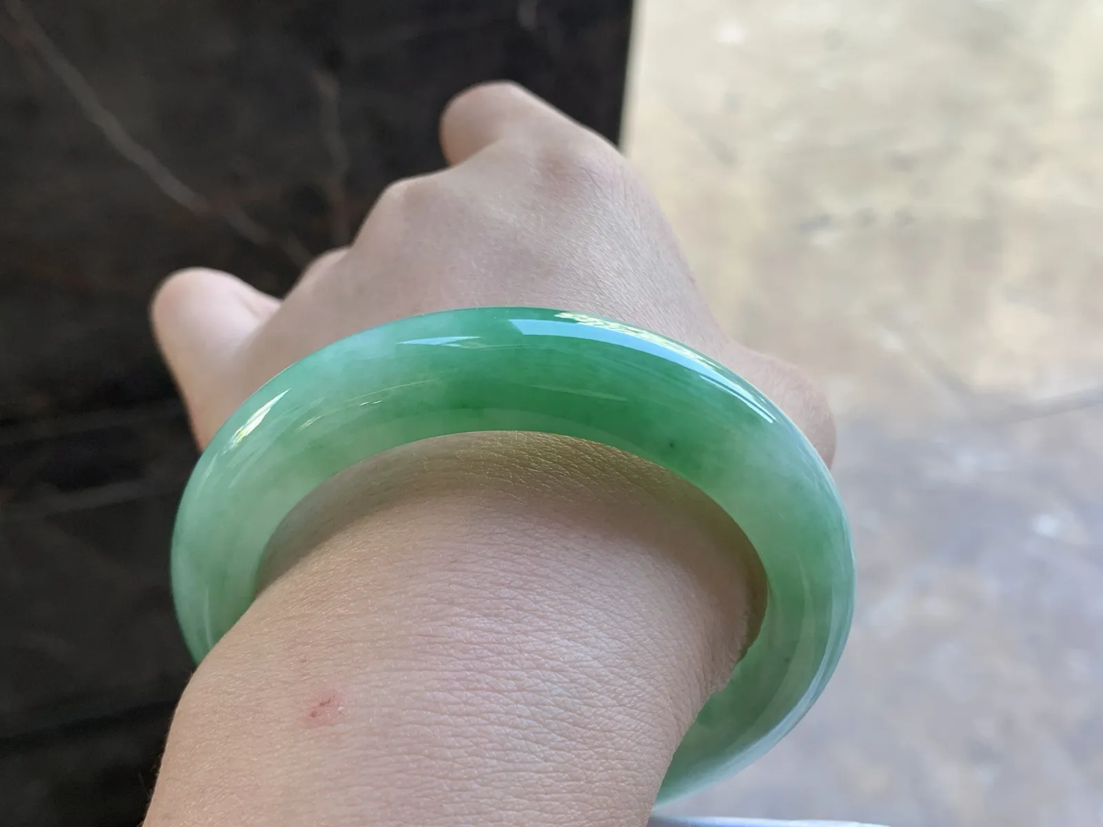 56-12.5-9.6

阳绿色手镯^_^玉质温润 清新细腻