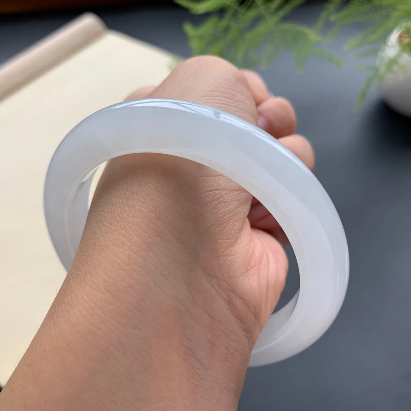 55.8圈口白冰正圈手镯 尺寸：55.8-9.8-9.5，无纹裂，水润起胶，白净光滑