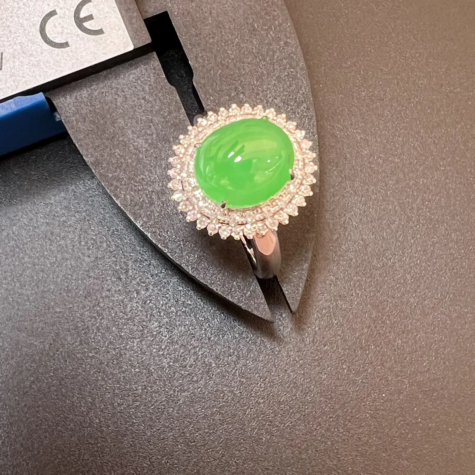 满绿戒指种好、饱满，整体尺寸15.1*13.8*9.9 裸石尺寸9.8*8.6*5.8