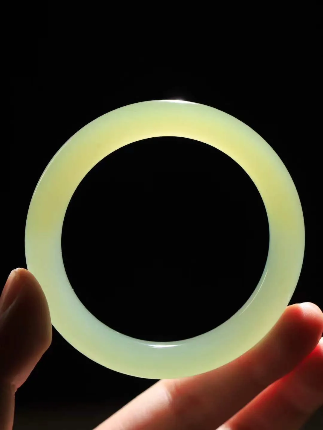 【晴水相伴.镯】

精品️和田玉晴水手镯，以其淡雅的晴水色调，成为腕间的一抹亮色。玉质细腻，触感温润，佩戴它，感受玉石的温度与自然的灵性，让每一天都充满诗意与美好。重44克  尺寸56-8.8-9.7mm   751073154L