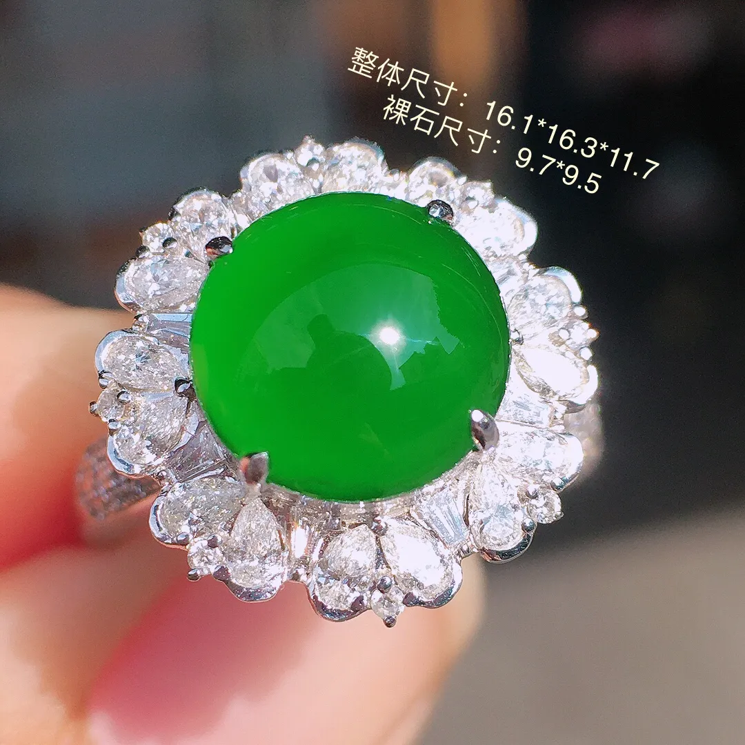 满绿蛋面戒指，色泽均匀浓郁，玉质细腻，荧光感超
强，饱满圆润，尽显优雅气质，18k
金豪华镶嵌