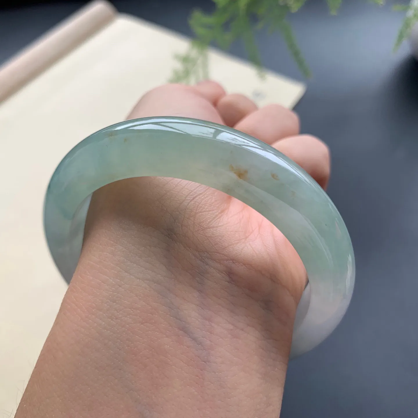 54圈口油黄底飘花正圈手镯 尺寸：54-12.2-8.6，无纹裂，水润起胶，花色飘逸