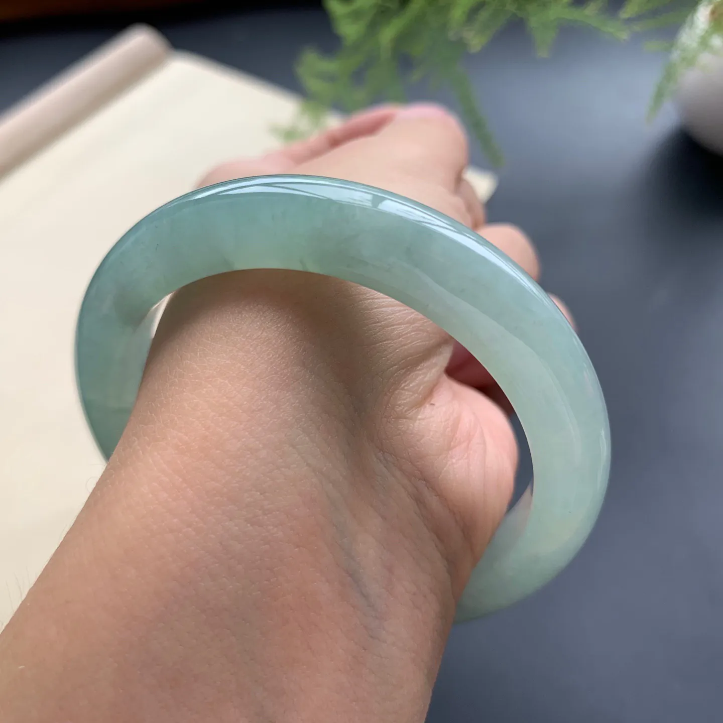 53.5圈口冰油绿正圈手镯 尺寸：53.5-19.5-8.5，无纹裂，水润起胶，色泽亮丽