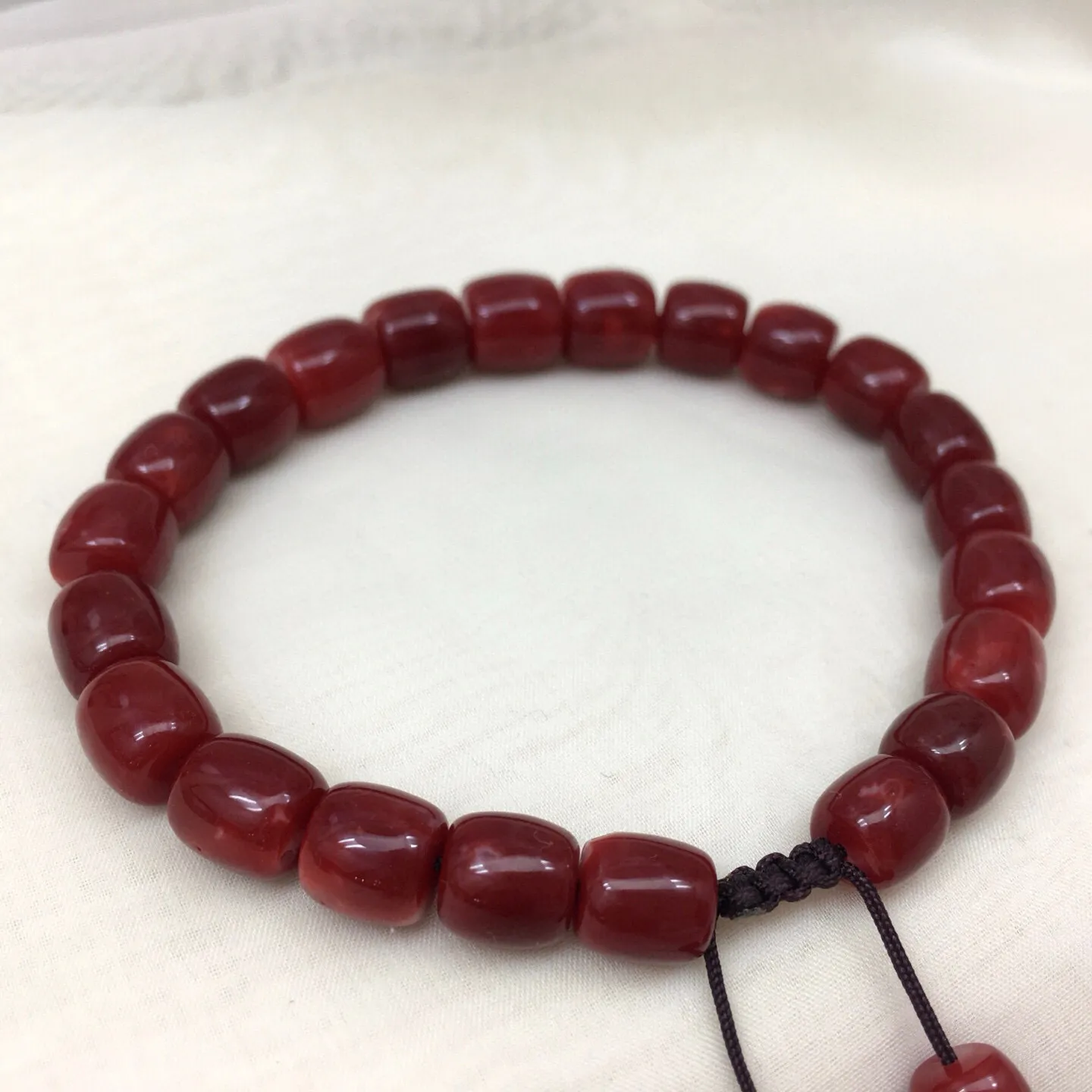 【天然日本阿卡赤血牛血红珊瑚8.6mm大桶珠单手链】难得高瓷度，整条少虫眼少白芯的日本阿卡桶珠。整条赤血牛血红颜色，珠子直径8.6-7.3mm，重量23.19克！每颗珠子均为天然的珊瑚，珊瑚自古就为佛教珍宝，深海千年有机宝石！收藏价值高、可传承！追求颜色美的福音！实物漂亮！