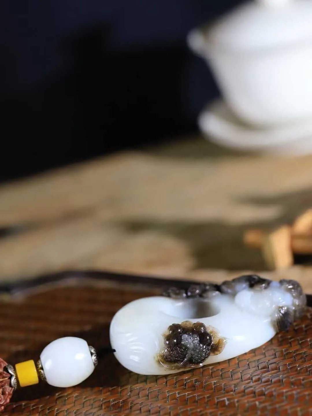 （莲年有余.扳指）

精品和田玉白玉带皮连年有余扳指，质地温润滋腻，手感上佳，精雕莲花，细致入微，线条柔和自然。池清疑水浅,莲动知鱼散，细作清幽莲花，日月散淡，极具灵气，画面和谐美好，寓意一品清廉，连年有余。
重97.8克   尺寸17.8-19.2-29.5mm   451063100A