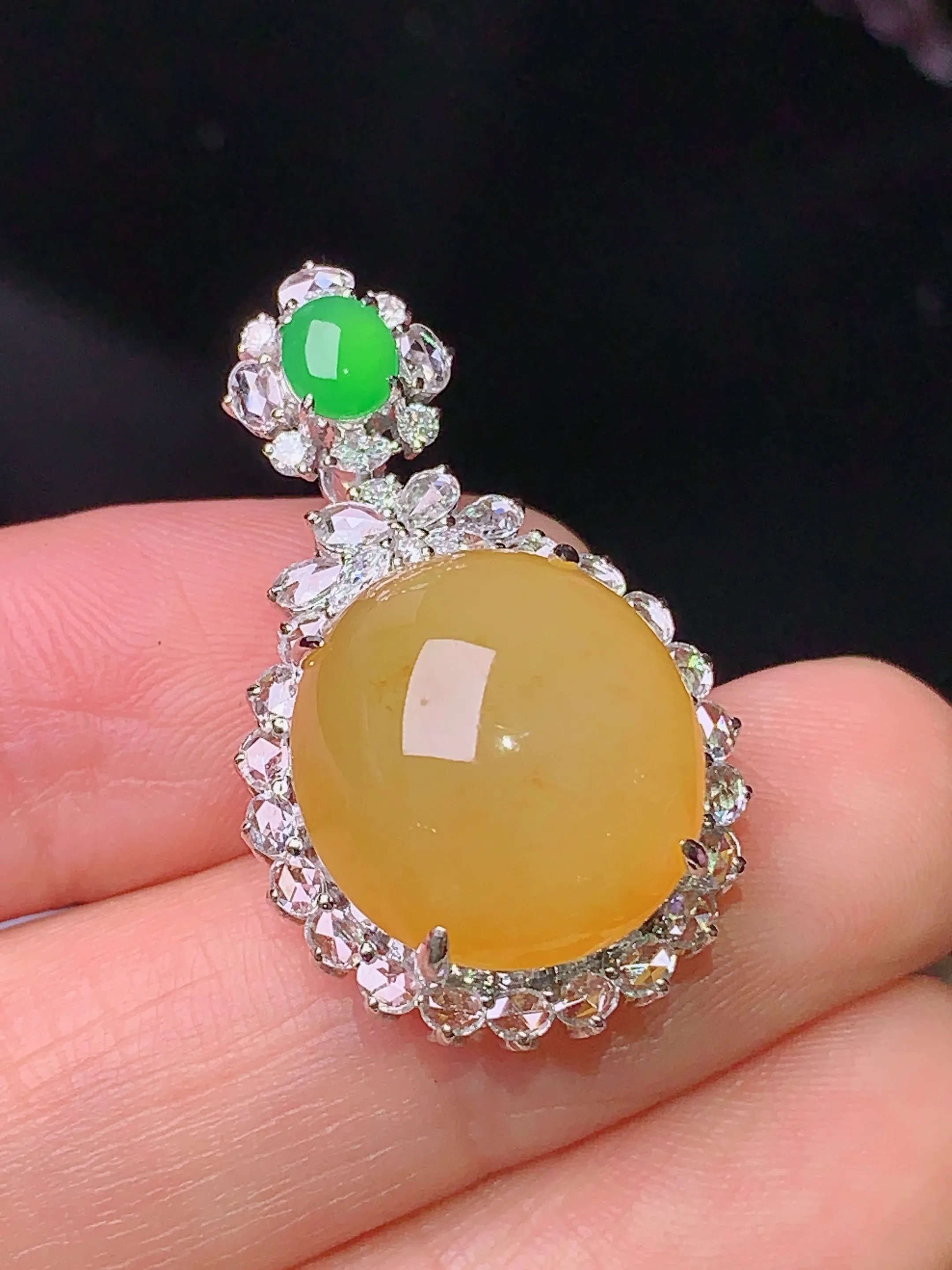 18k金钻镶嵌黄翡蛋面吊坠 玉质细腻 色泽清新艳丽 整体尺寸29.8*17.5*11.5