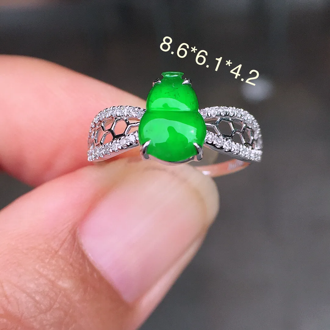 阳绿葫芦戒指，色泽均匀艳丽，玉质细腻，荧光感超
强，饱满圆润，尽显优雅气质，18k
金豪华镶嵌