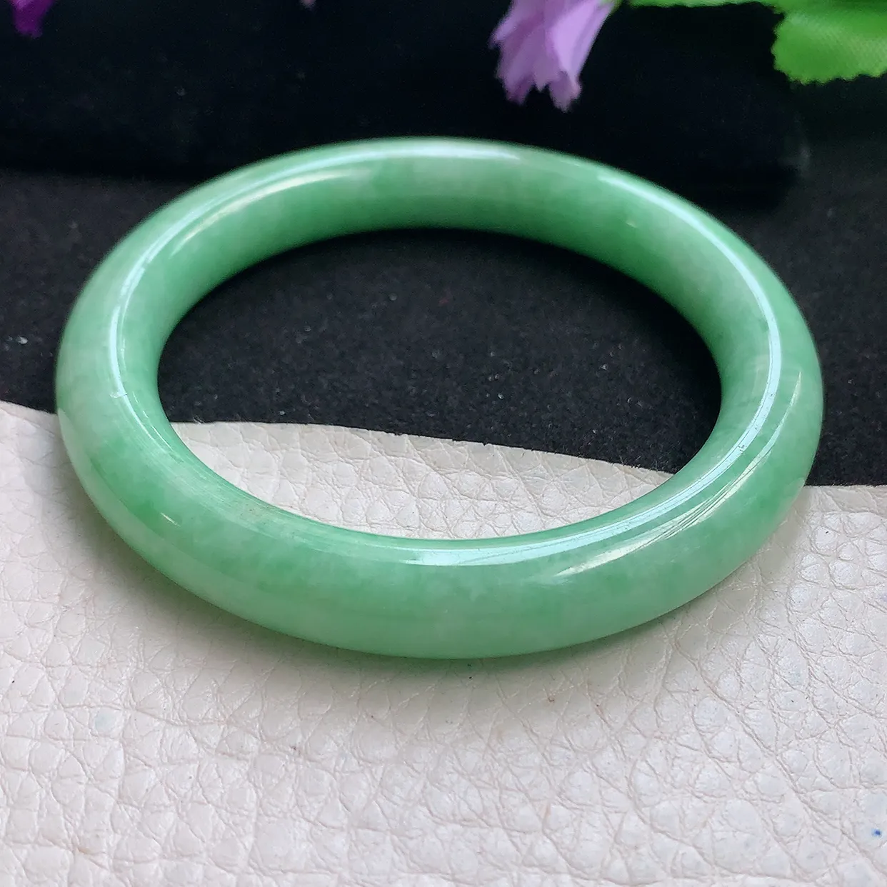 n自然光52*9.2*9圆镯 天然缅甸翡翠a货手镯满绿浅绿叮当镯子圆条手镯