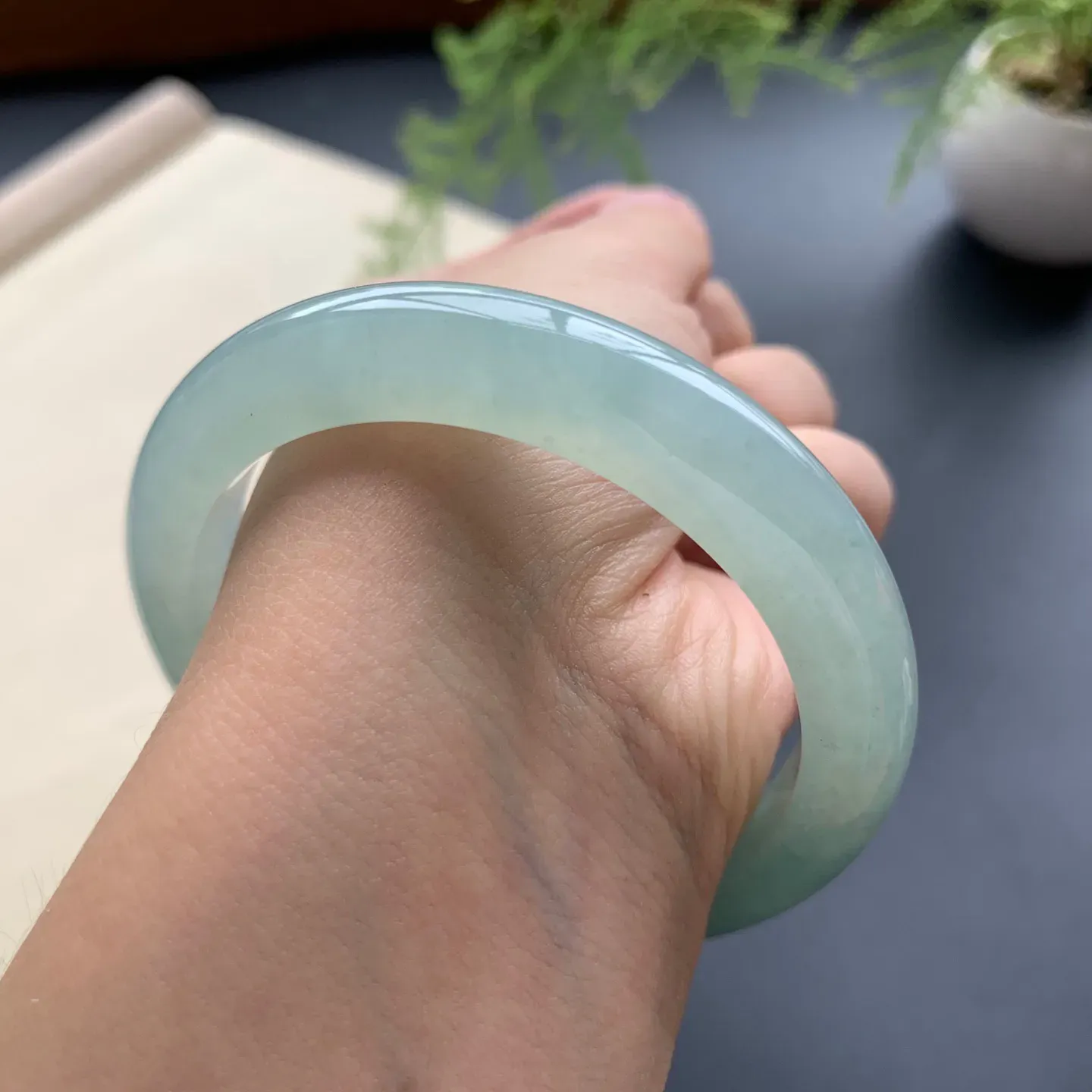 53.5圈口冰油绿正圈手镯 尺寸：53.5-19.5-8.5，无纹裂，水润起胶，色泽亮丽