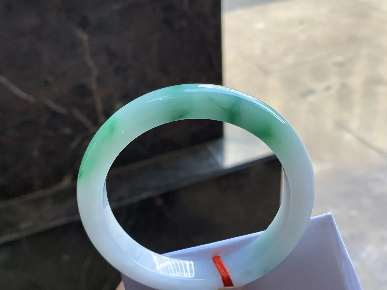 57-11.7-8.4

带色手镯^_^玉质温润 细腻