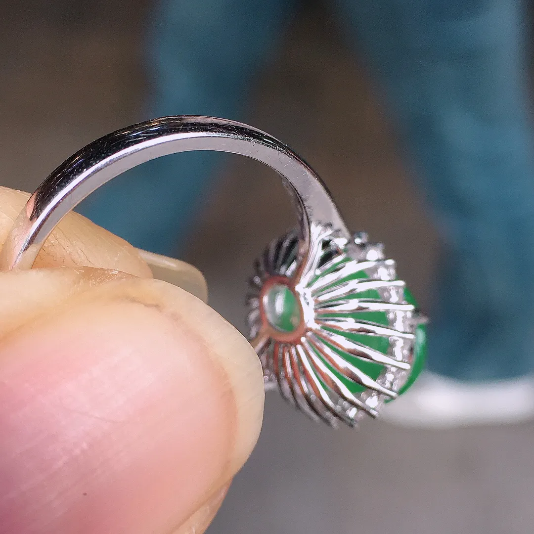 晴水蛋面戒指，色泽均匀艳丽，玉质细腻，荧光感超
强，饱满圆润，尽显优雅气质，18k
金豪华镶嵌