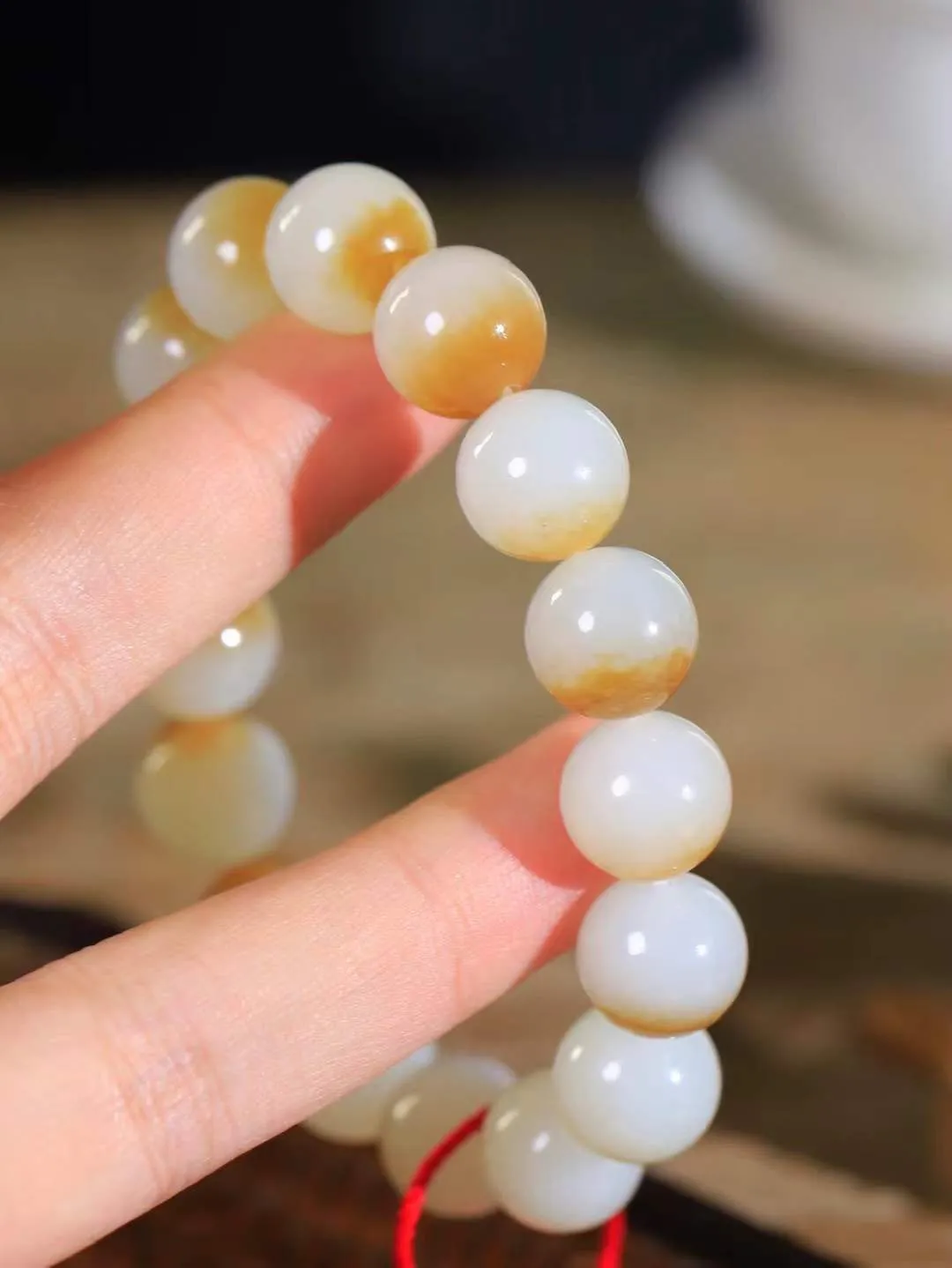 【珠圆玉润.手串】

精品和田玉糖白玉珠圆玉润手串 玉质温润细腻  整串打磨圆润，佩戴舒适。珠珠落玉盘，间关莺语花底滑，一生美好时光，无论身在何处，都有它相伴相守。事事顺遂，幸福美满，吉祥如意。重52.6克   尺寸取一12.9mm   FDL-691073100