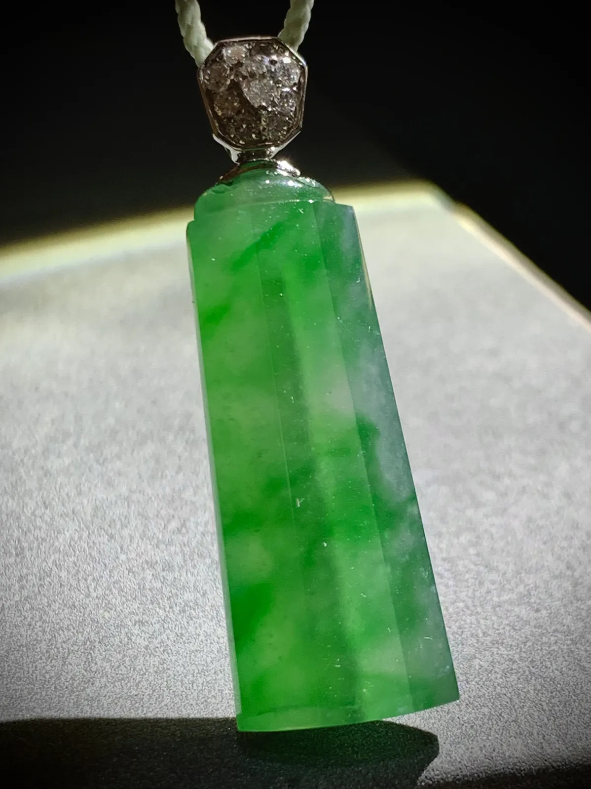 如意平安无事牌八面棱柱，
裸石32.6-12.5-6.5mm，
18K金，南非钻，