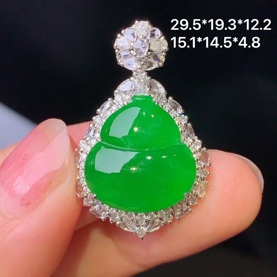 18k金钻镶嵌满绿葫芦吊坠 玉质细腻 色泽艳丽 厚身饱满 整体尺寸29.5*19.3*12.2