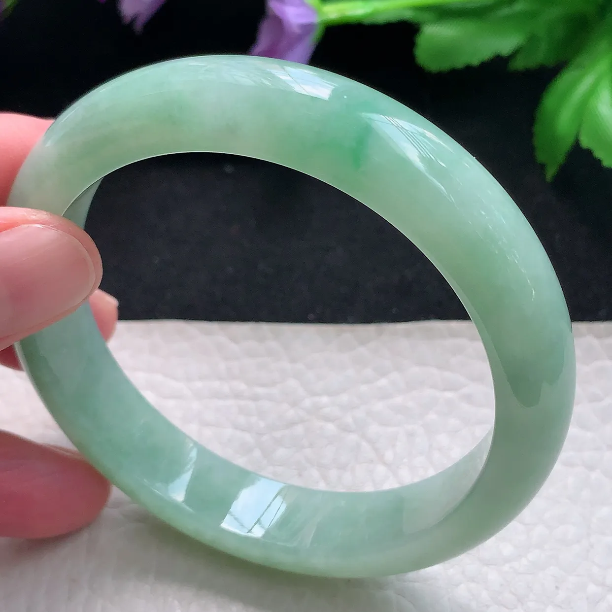 qn自然光58.5*13*8平安镯 天然缅甸翡翠a货手镯浅绿正圈宽边镯子