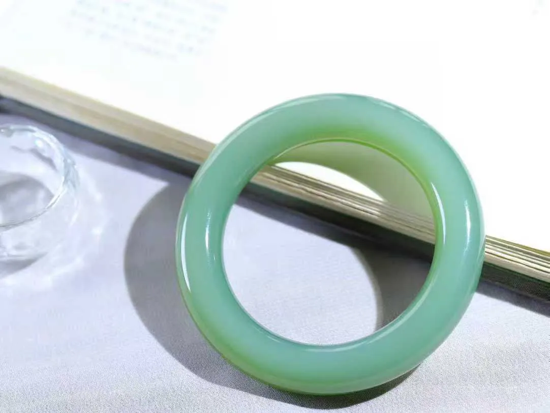 【玉佳人·手镯】

典藏级臻品️和田玉碧玉圆条手镯 ，玉质细腻油润，做工细致精美，端庄素雅，亭亭玉立，芊芊素手。芊芊素手，怎能忘镯？秀美圆条，更显婀娜。内径56mm 尺寸12.7-12.7mm重86.8克691042480A