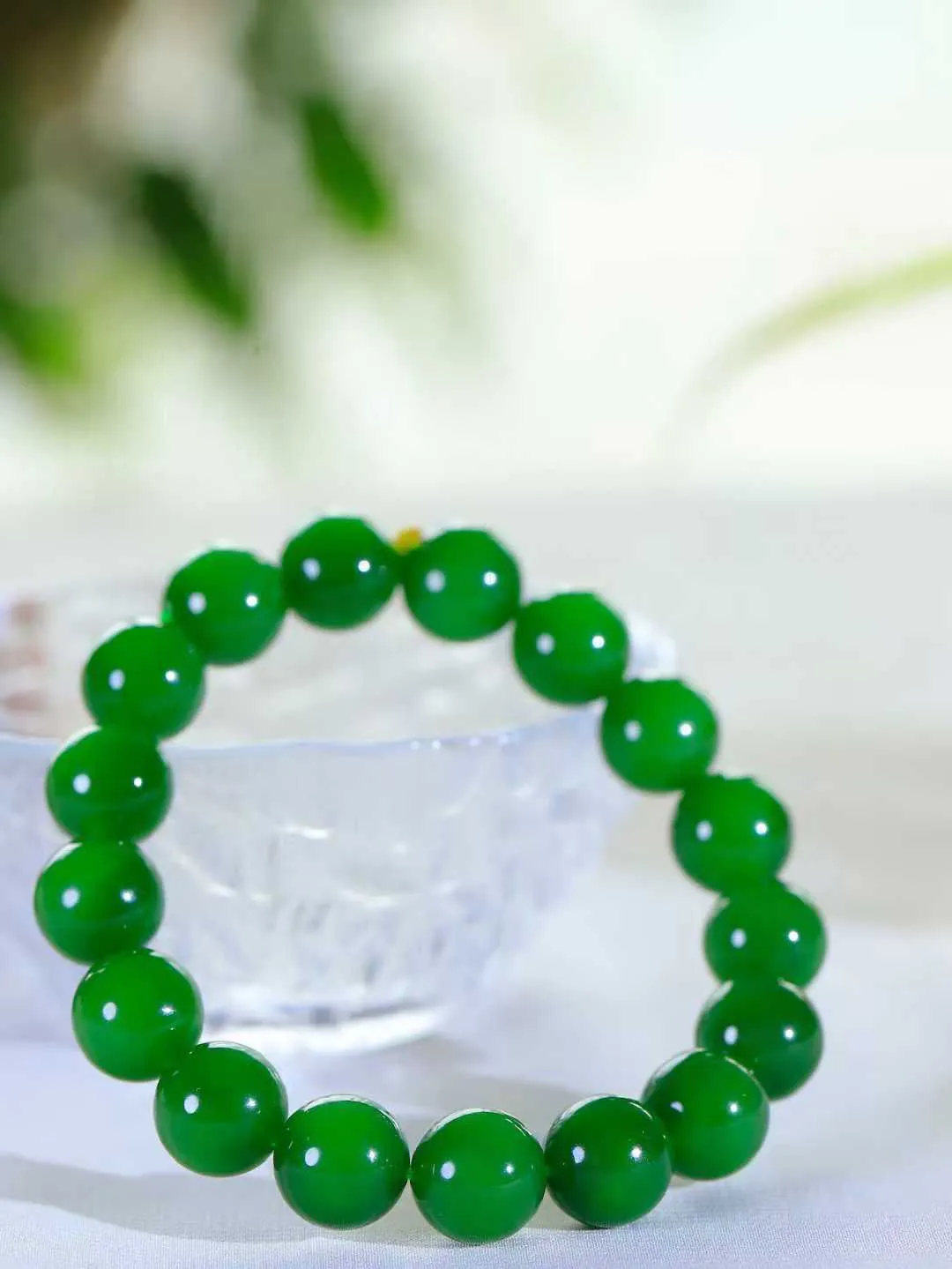 【珠圆玉润.手串】

精品和田玉碧玉珠圆玉润手串 玉质温润细腻  整串打磨圆润，佩戴舒适。珠珠落玉盘，间关莺语花底滑，一生美好时光，无论身在何处，都有它相伴相守。事事顺遂，幸福美满，吉祥如意。重48.2克 尺寸取一12mm  FDA-221082433