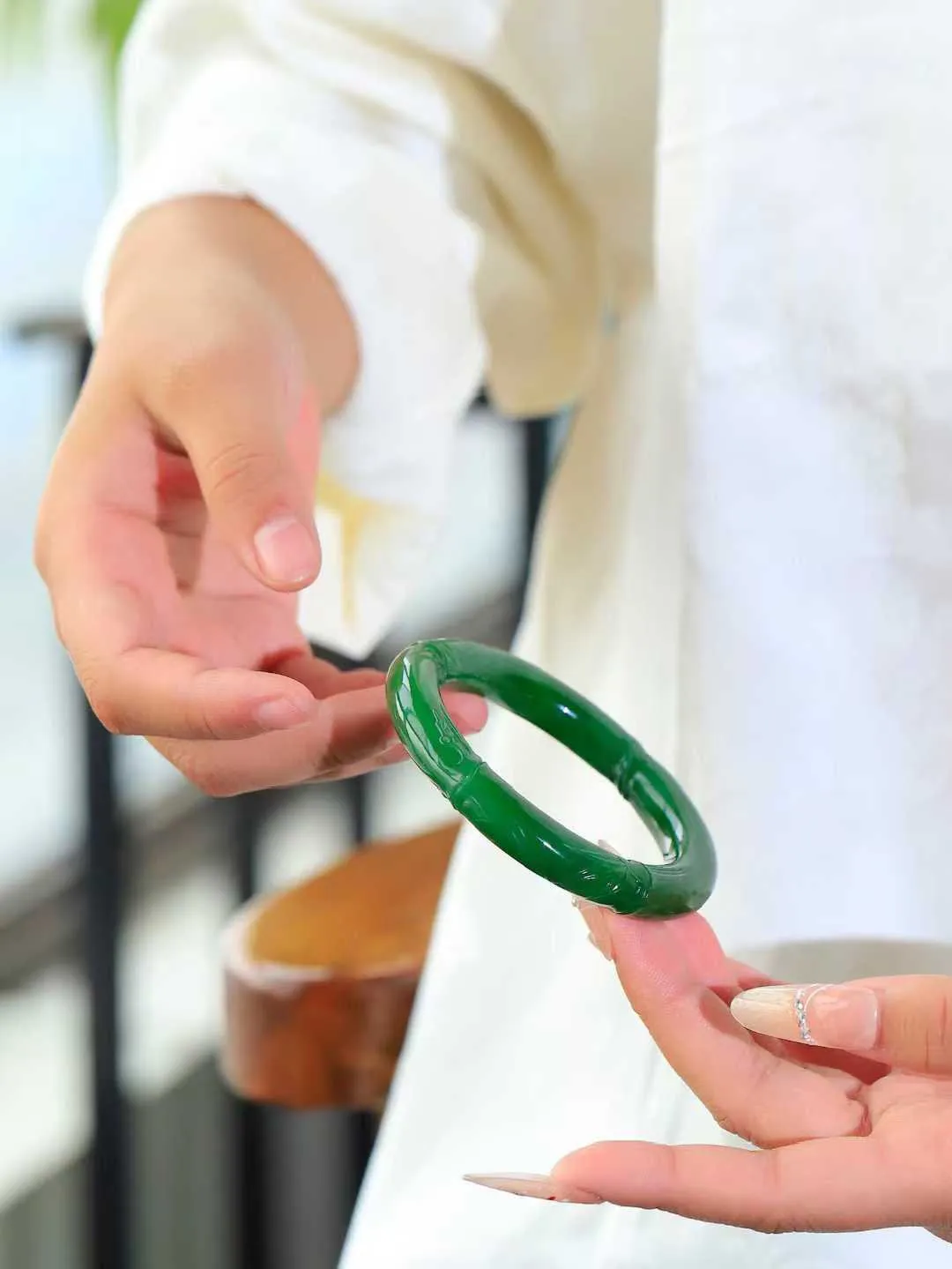 【节节高升.手镯】

精品和田玉碧玉圆条竹手镯，玉质温润细腻，苏工精雕竹节，竹子品德高尚，生而有节