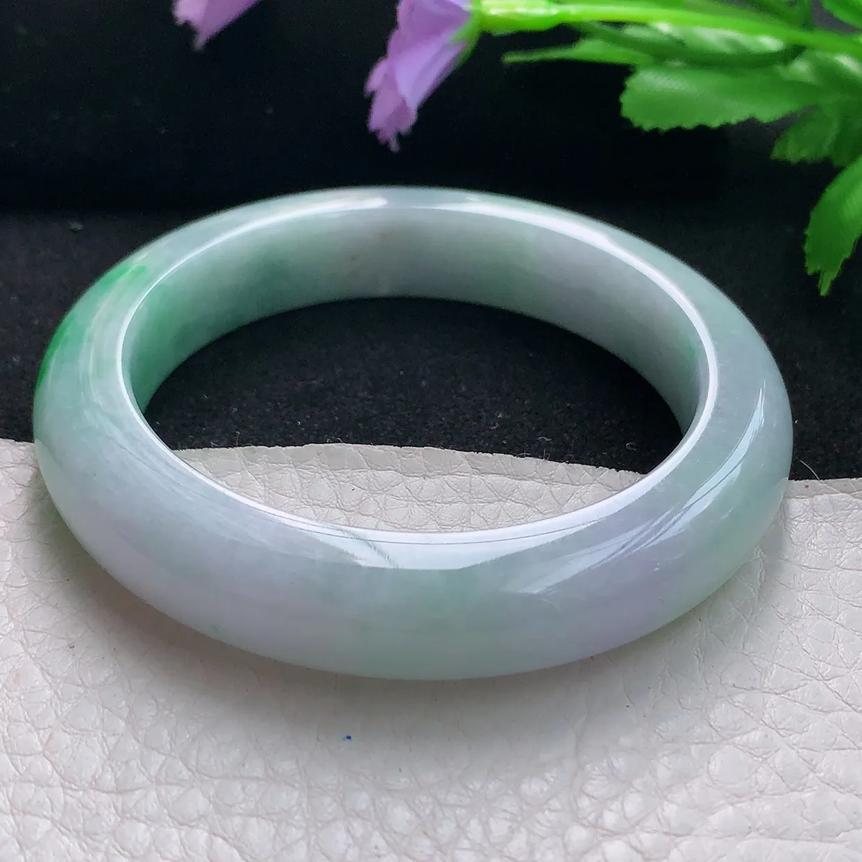 js自然光53.5*11.4*9.2平安镯 天然缅甸翡翠手镯白底青飘阳绿正圈宽边镯子