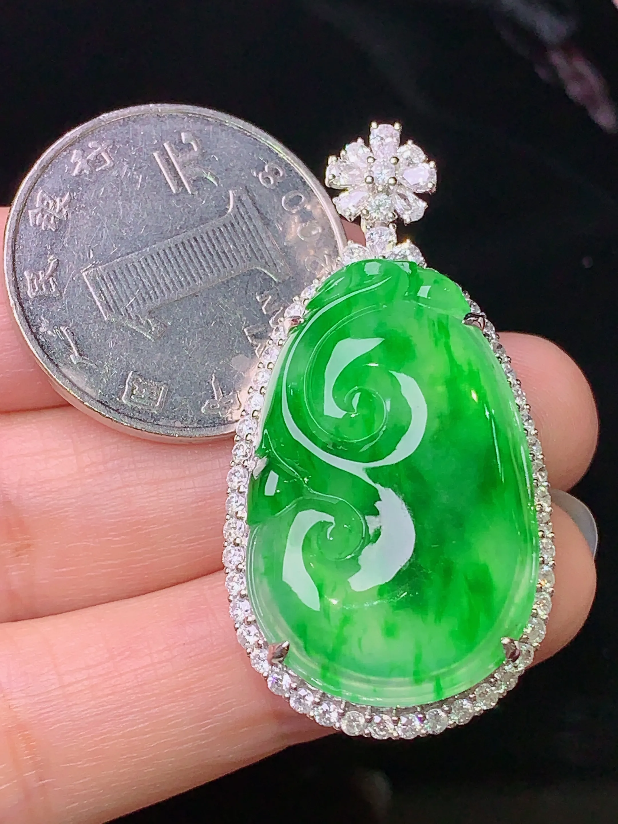 18k金钻镶嵌翠绿如意吊坠 玉质细腻 色泽清新艳丽 整体尺寸42.6*21.8*10.5