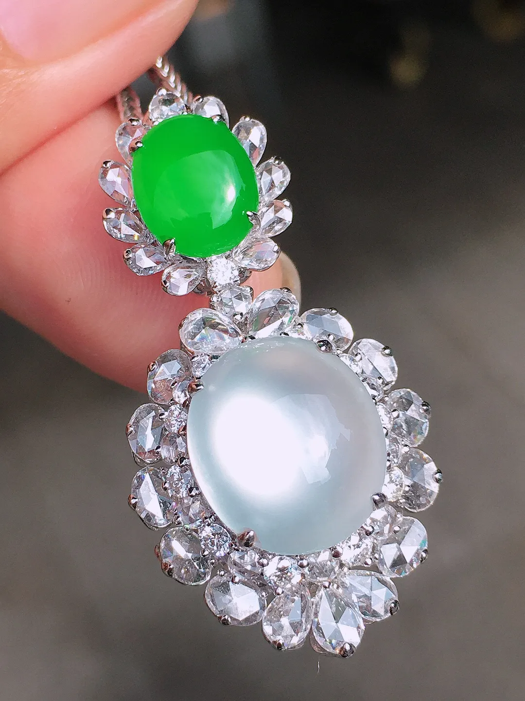 （冰+绿）二合一吊坠，色泽均匀艳丽，玉质细腻，荧光感超
强，饱满圆润，尽显优雅气质，18k
金豪华镶嵌