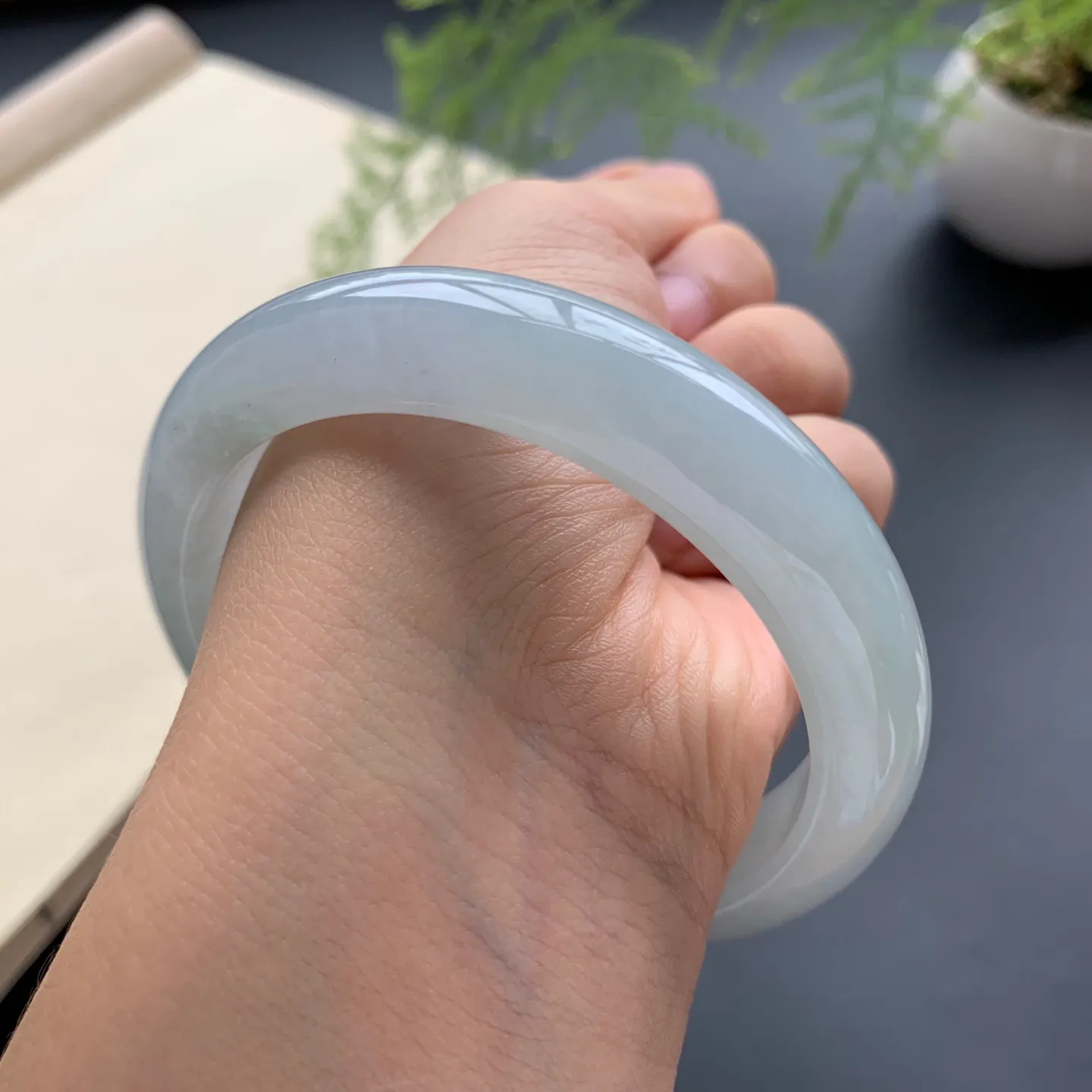 56.5圈口冰底色正圈手镯 尺寸：56.5-12.5-8.2，无纹裂，细腻起胶，清爽干净