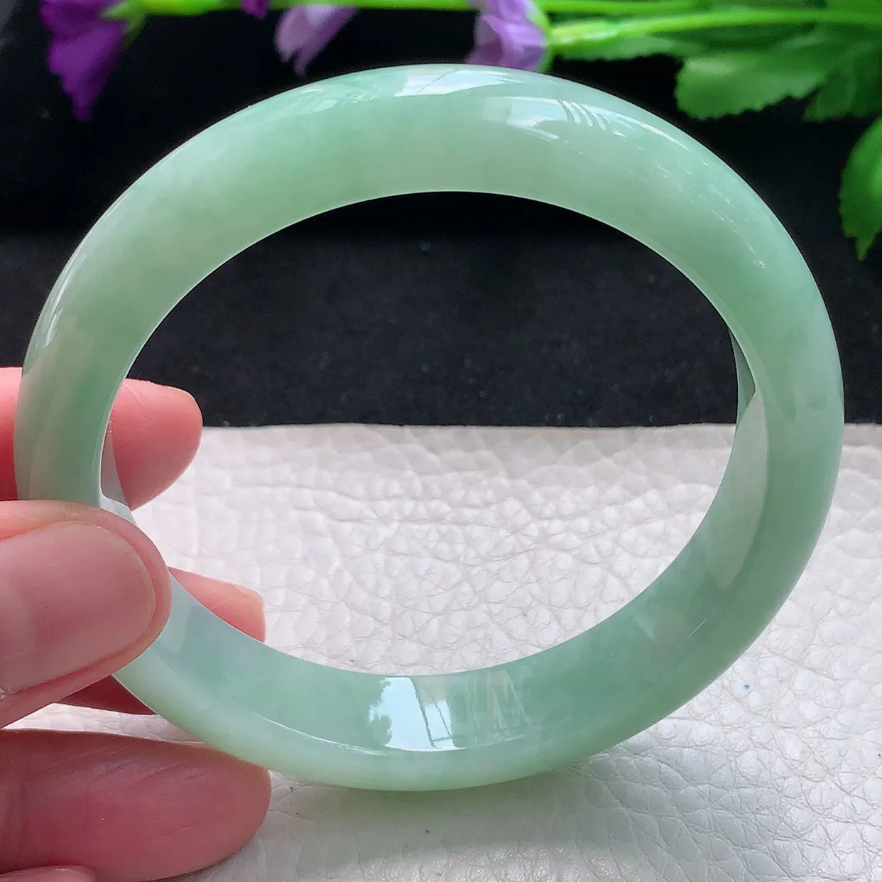 qn自然光58.5*13*8平安镯 天然缅甸翡翠a货手镯浅绿正圈宽边镯子