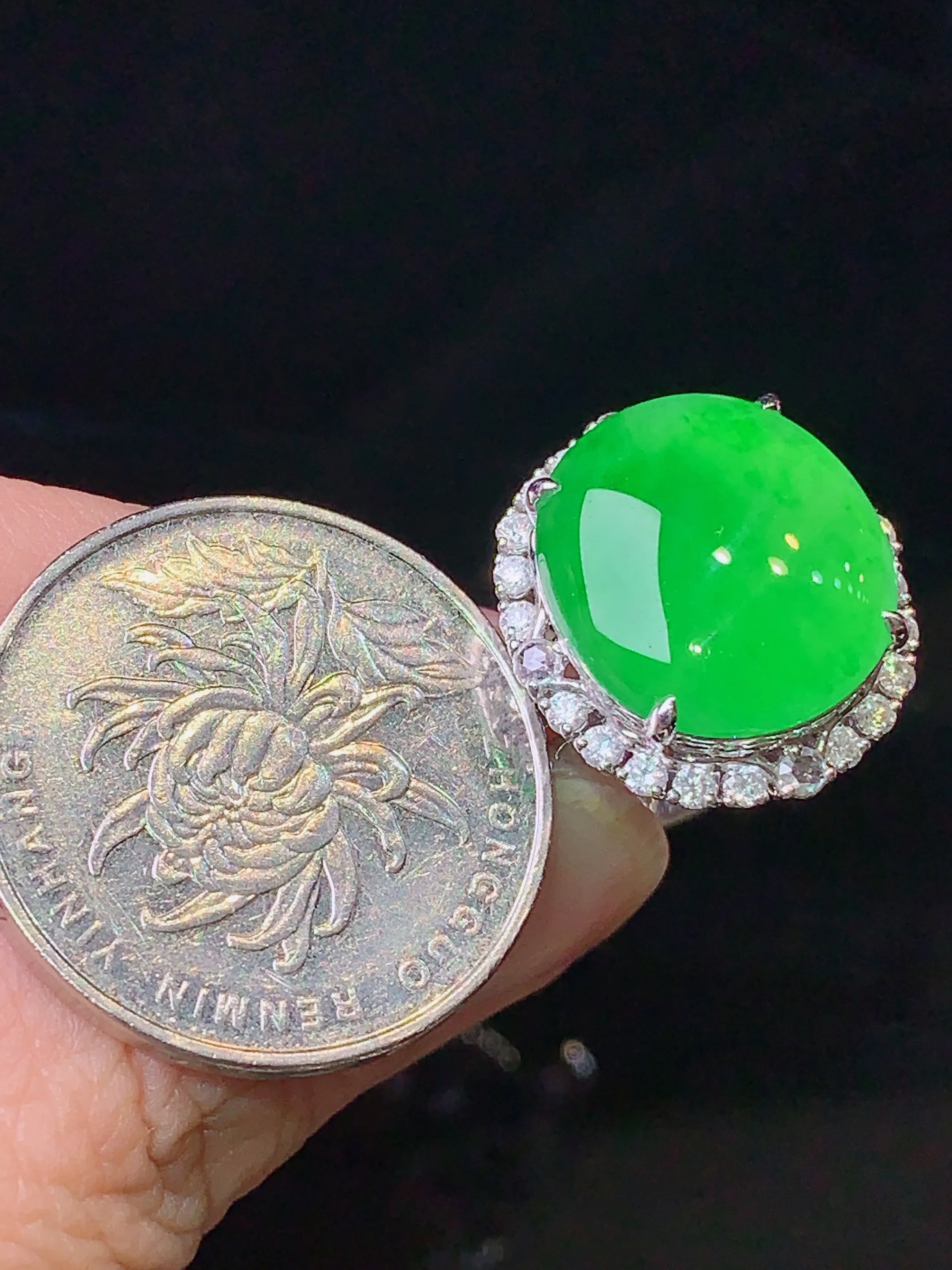 18k金钻镶嵌翠绿蛋面戒指 玉质细腻 色泽清新艳丽 圈口12.5 整体尺寸19.7*18*11