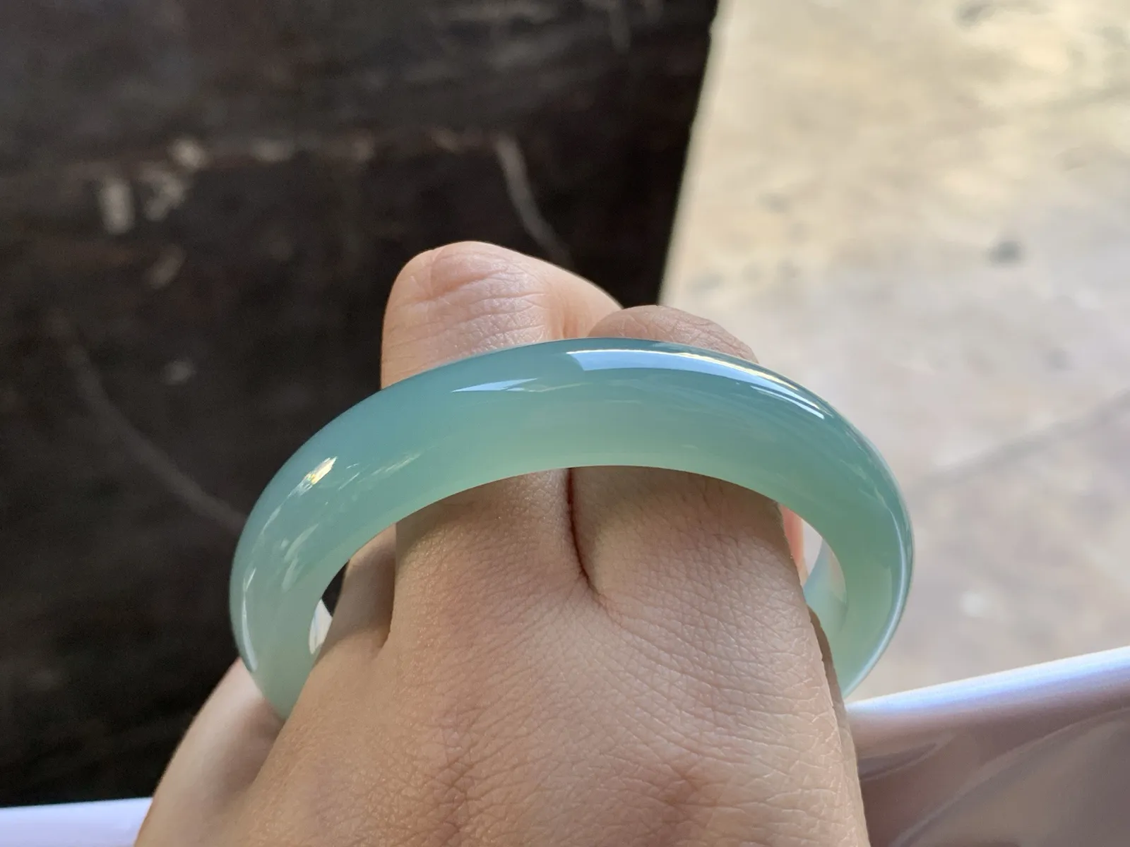 52.5-12.2-8

蓝底手镯^_^肉质细腻