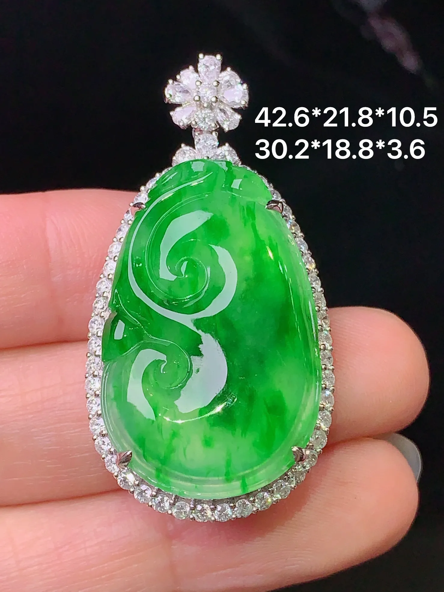 18k金钻镶嵌翠绿如意吊坠 玉质细腻 色泽清新艳丽 整体尺寸42.6*21.8*10.5